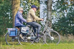 Waarom een elektrische fiets of elektrische scooter perfect is voor senioren