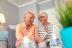 Handige hulpmiddelen voor ouderen om langer thuis te wonen